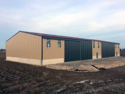 Hangar avec portes coulissantes double rail